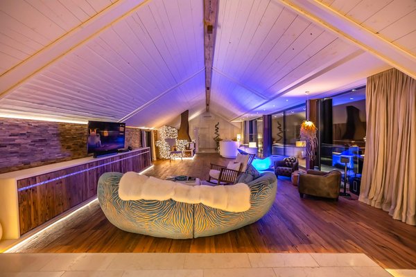 Comment aménager une salle de jeux dans un grenier sans perdre l'espace de stockage ?