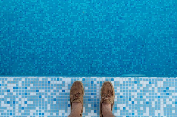 Quels sont les avantages et inconvénients d'une piscine à débordement par rapport à une piscine classique?